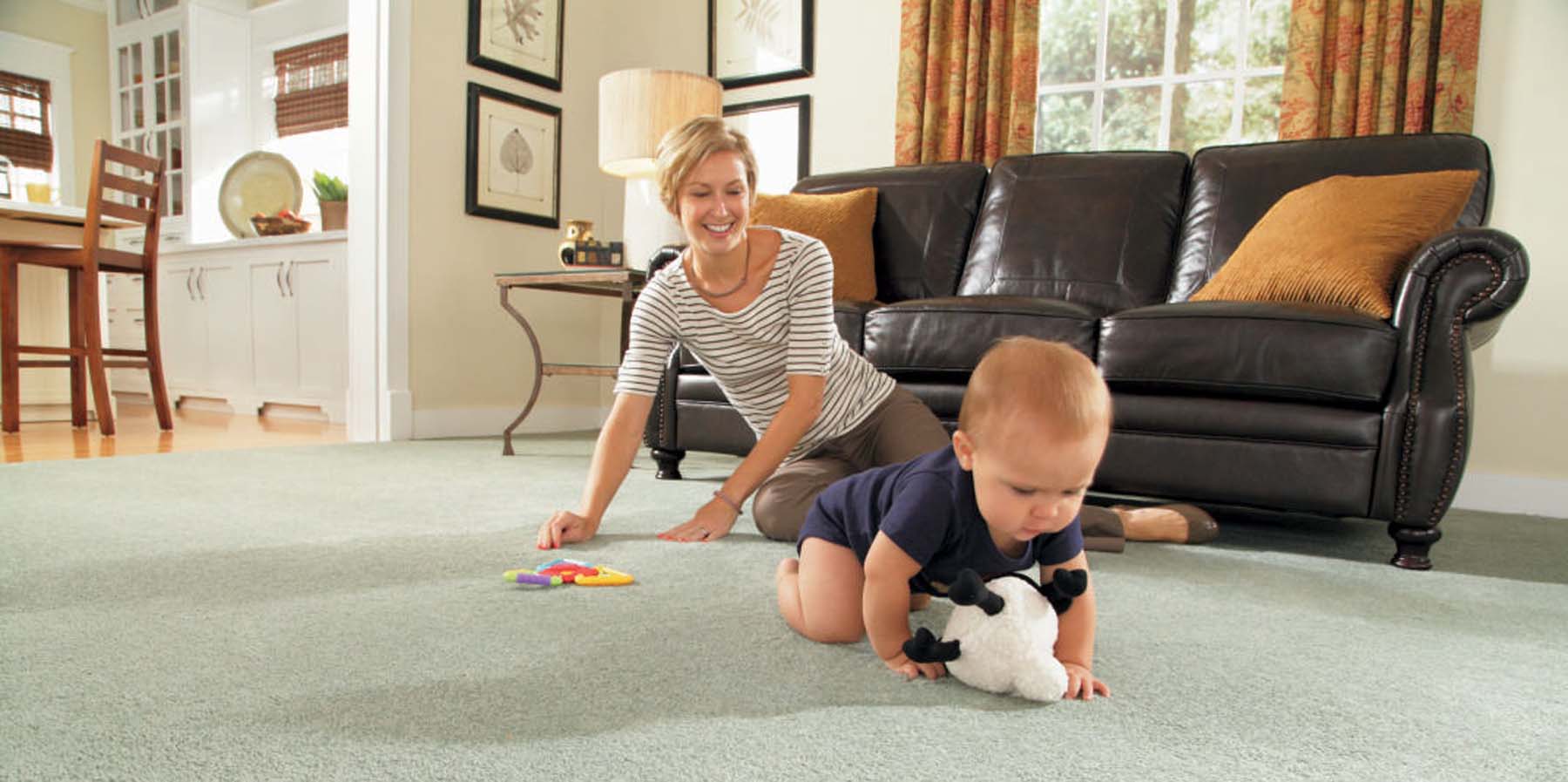 Go to 4 floor. Семья на ковре. Реклама семья ковры. Девушка с семьей с ковром. Carpet семя.